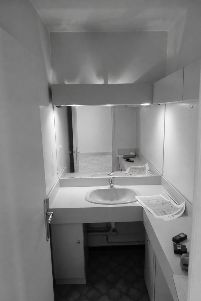 Cabinet de toilette d'origine avec meuble vasque avant rénovation architecturale.