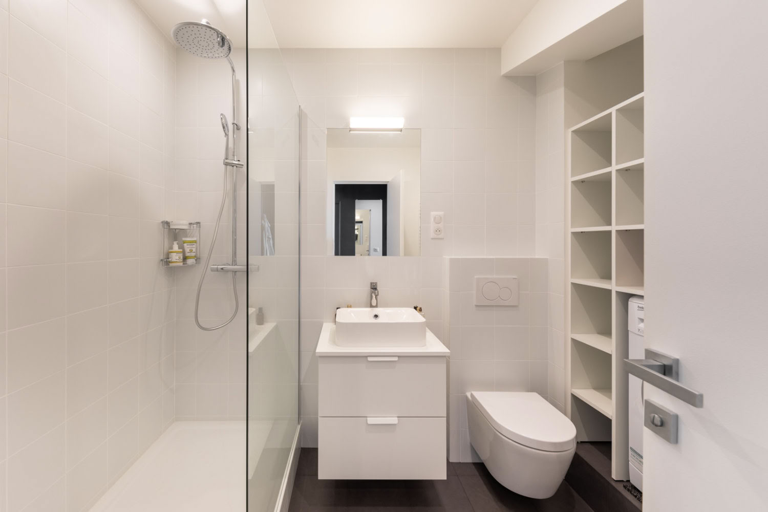 Salle de bain ergonomique avec placard technique et finitions contemporaines, projet en Moselle Est.