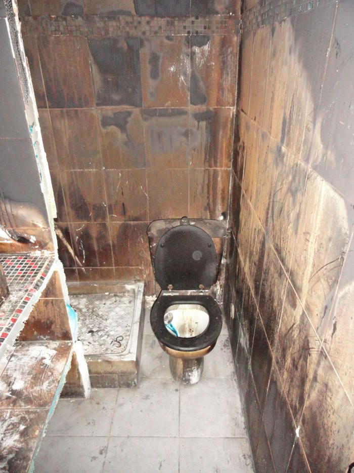 Salle de douche incendiée, avant travaux de rénovation totale