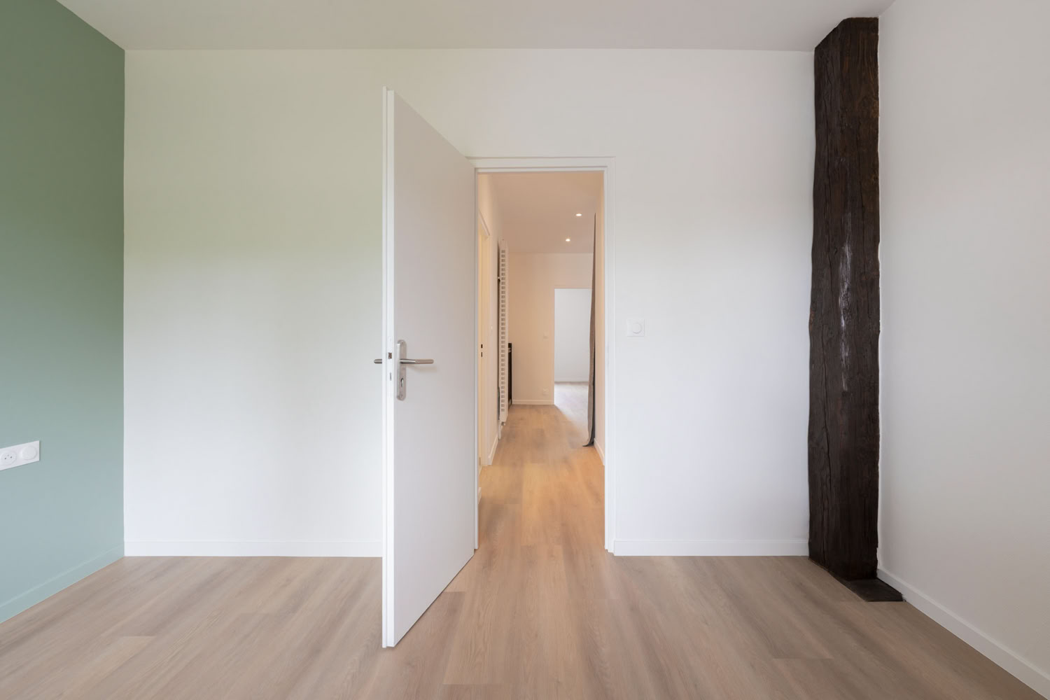 Rénovation chambre avec parquet LVT et poteau en bois conservé, décoration intérieure Moselle.