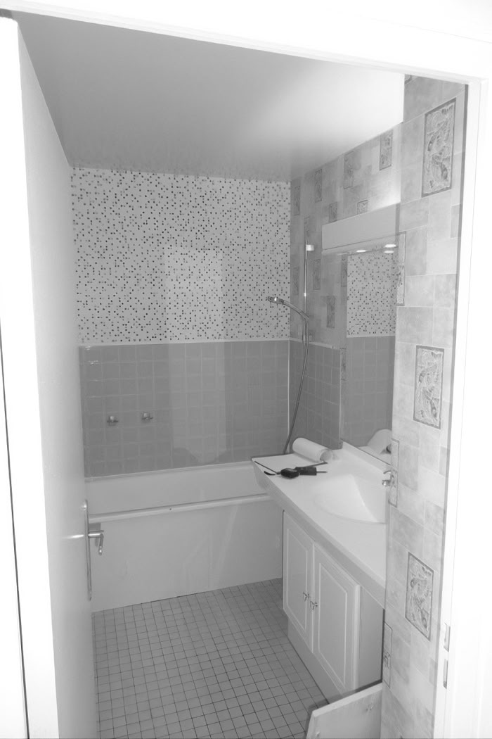 Espace sanitaire vétuste avec baignoire avant transformation en salle d'eau contemporaine.