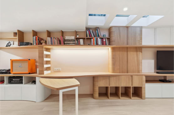 Zoom sur le plateau de bureau courbe escamotable en chêne massif, agencement intérieur design à Metz.