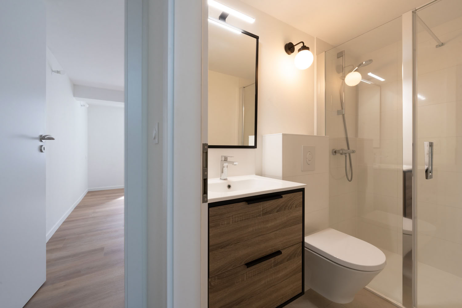 Rénovation d'une petite salle de douche compacte avec meuble bois, aménagement intérieur Moselle Est.